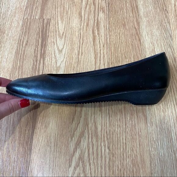 Carriage Court Black Pointy Toe 1" Faux Leather Heels Size 9 - Picture 8 of 10
